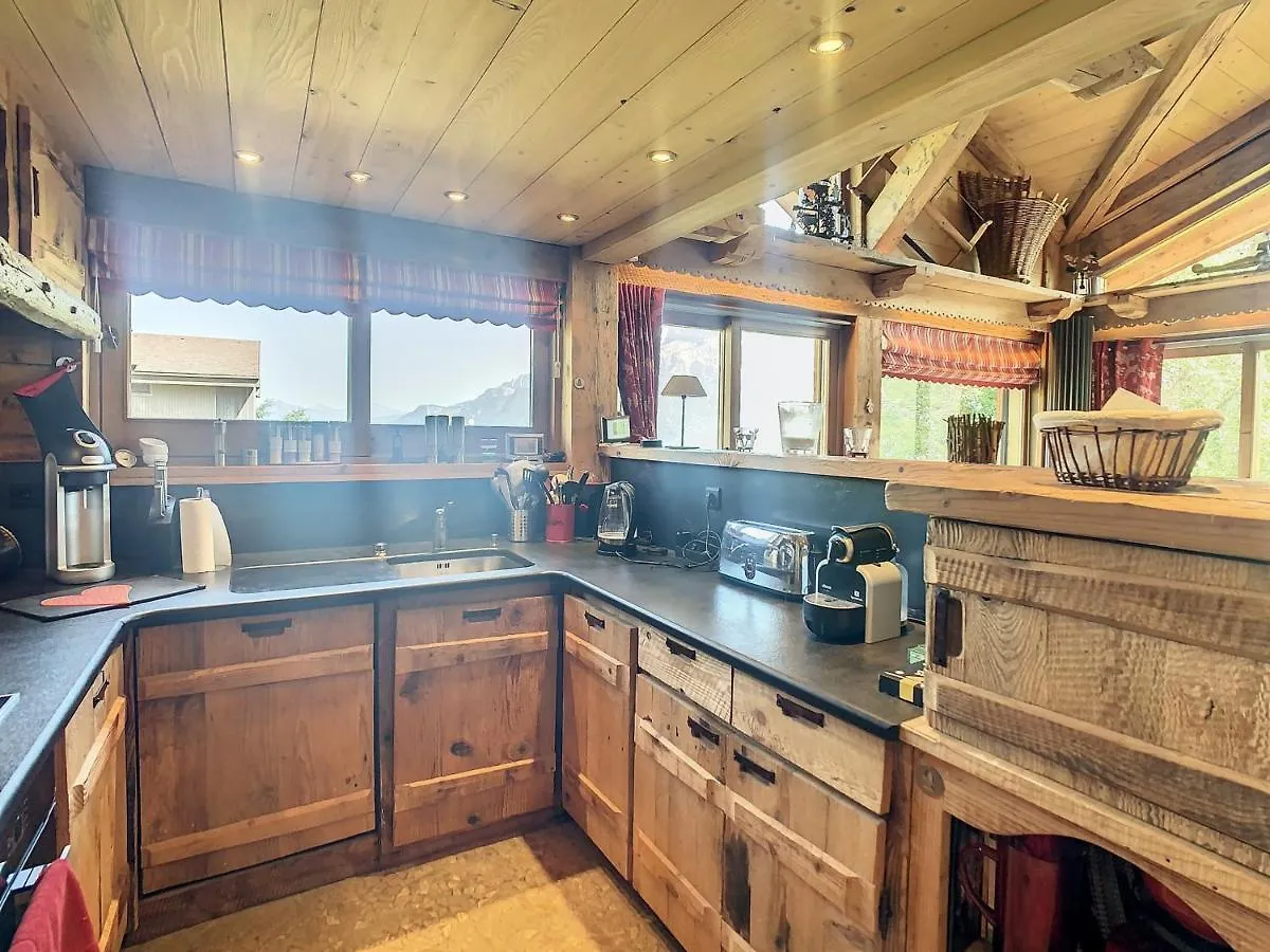 Chalet 6 Pieces A Combloux Avec Cheminee Et Parking - Fr-1-560-21 0*,  France