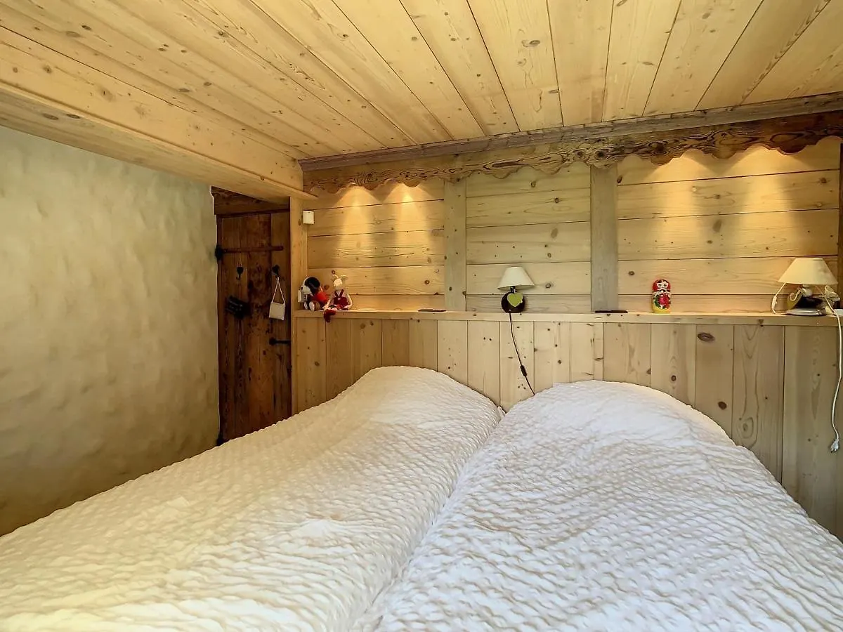 Chalet 6 Pieces A Combloux Avec Cheminee Et Parking - Fr-1-560-21 0*,