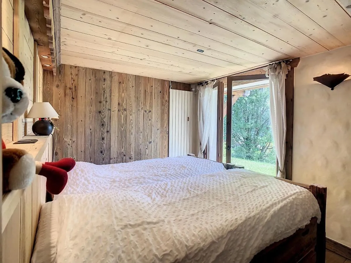 Chalet 6 Pieces A Combloux Avec Cheminee Et Parking - Fr-1-560-21 0*,  France